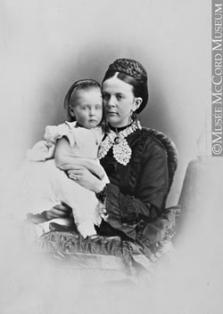 [ Mme J. J. Redpath et son enfant, Montr?al, QC, 1871 ]