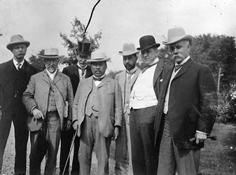 [ Group portrait: group of doctors visiting Dr. Bell at his farm at Saraguay ]