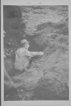 Jack Eastaugh creusant au cimetière de Mowat