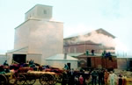 Un moulin à farine et des travailleurs