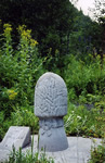 Une gerbe de blé sculptée dans la pierre marque le site de la mort de Peter Verigin près de Farron