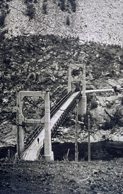 [ Le pont suspendu  Brilliant, construit par la communaut doukhobor en 1913, Unknown, UBC Special Collections 15-15 ]