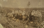 Les hommes étant partis gagner de l’argent dans des équipes de construction de chemin de fer, les femmes doukhobors s’attellent à la charrue.