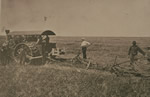 Peter Verigin derrière le premier tracteur à vapeur propriété de la communauté doukhobor