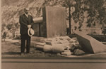 Peter P. Verigin près de la tombe de son père après l’explosion récente d’une bombe