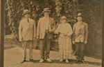 Verigin et Mary Strelaeff avec les représentants de la communauté, Max Baskin (à gauche) et Fyodore Hlookoff (à droite)