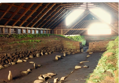 Le plancher excavé du hall à Stöng, Islande
